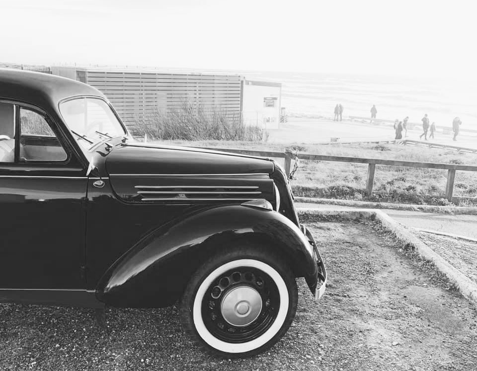 voiture noir et blanc Mahalo voiture